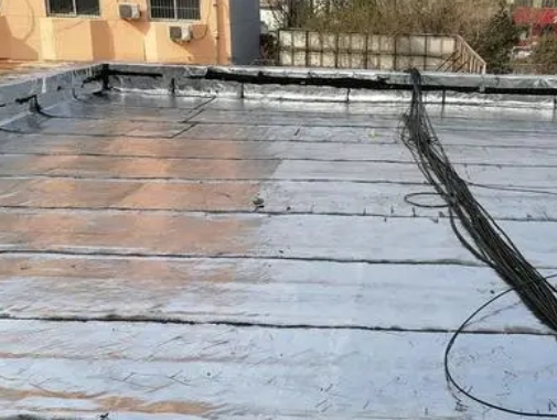 宁陵卫生间漏水维修公司分享下宁陵屋面楼顶防水刚性防水层施工要点。